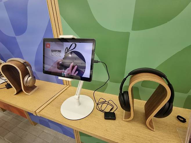 [서울=뉴시스] 이지용 기자 = 하만 오디오 브랜드 JBL의 고성능 헤드폰인 'JBL 투어 원 M3 스마트 Tx'와 태블릿이 송신기를 통해 연결된 모습. 2025.05.21. leejy5223@newsis.com *재판매 및 DB 금지