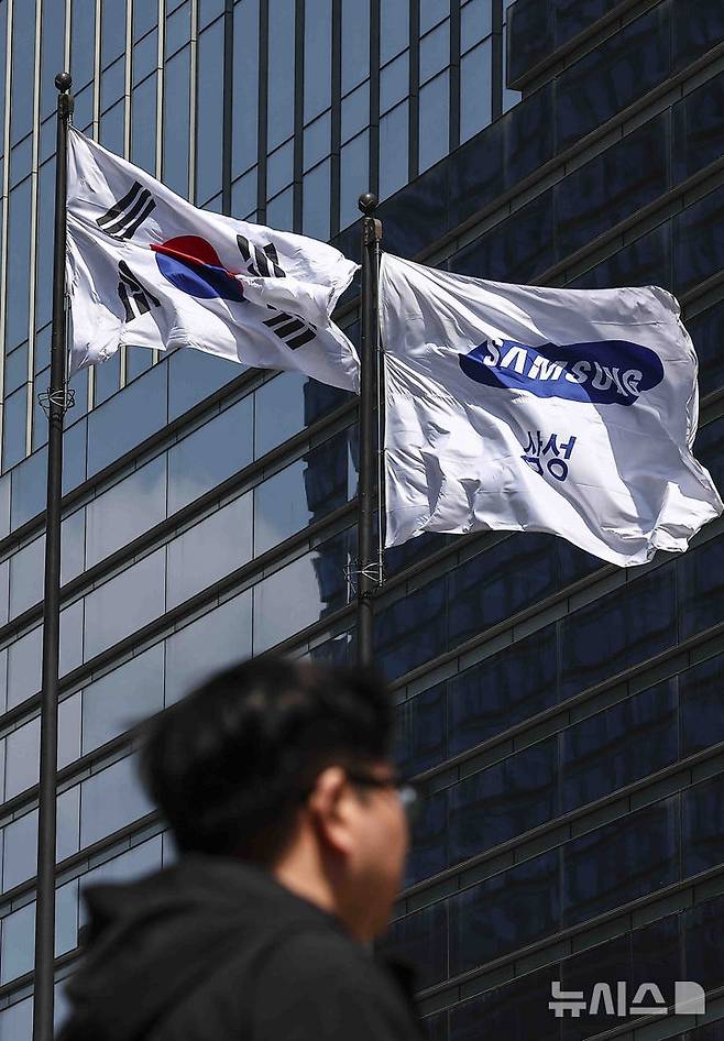 [서울=뉴시스] 김근수 기자 = 8일 서울 서초구 삼성전자 서초사옥에 깃발이 바람에 날리고 있다. 2025.04.08. ks@newsis.com