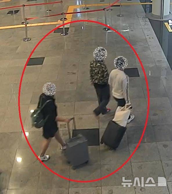 [제주=뉴시스] 지난 4월 외국인등록증을 위조해 제주를 빠져나가려던 인도네시아 일당이 제주출입국·외국인청에 적발됐다. 사진은 불법 체류 인도네시아인 3명이 제주항에서 승선권을 구매해 이동하는 모습. (사진= 제주출입국·외국인청 제공) 2025.05.21. photo@newsis.com