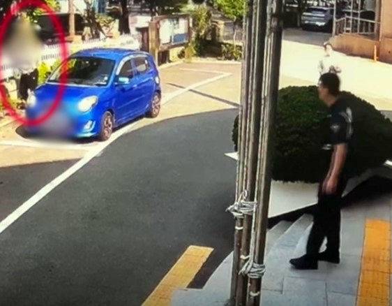 [부산=뉴시스] 부산 해운대경찰처 우동지구대에 차량을 주차한 뒤 화단에 노상방뇨를 한 음주운전자. (사진=부산경찰청 제공) 2025.05.21. photo@newsis.com   *재판매 및 DB 금지