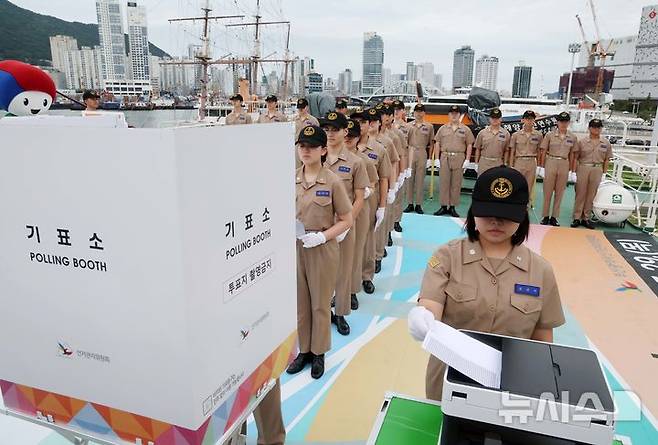 [부산=뉴시스] 하경민 기자 = 제21대 대통령선거를 2주일 가량 앞둔 21일 부산 중구 부산항만공사 부두에 정박 중인 한국해양수산연수원 실습선 '한반도호'(5255t급)에서 부산해사고 학생들이 대선 모의 선상투표를 체험하고 있다.이번 대선의 선상투표 기간은 오는 26~29일이다. 2025.05.21. yulnetphoto@newsis.com