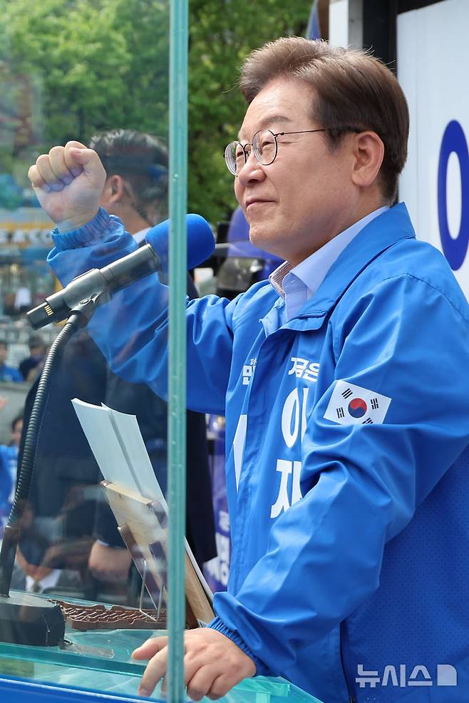 [인천=뉴시스] 조성우 기자 = 이재명 더불어민주당 대선후보가 21일 인천 부평구 부평역 북광장에서 열린 집중유세에서 지지호소를 하고 있다. (공동취재) 2025.05.21. photo@newsis.com