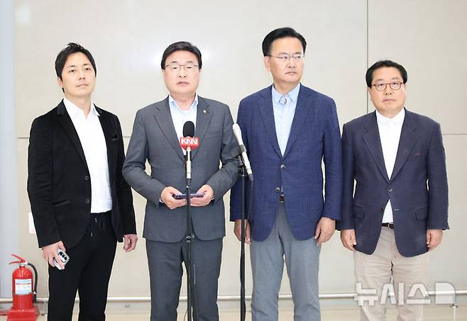 [인천공항=뉴시스] 김금보 기자 = 하와이에 체류 중인 홍준표 전 대구시장의 선대위 합류를 설득하기 위해 꾸려진 국민의힘 김문수 대통령 선거 후보 선거대책위원회 소속 유상범 단일화추진본부장과 김대식 대외협력본부장 등으로 구성된 하와이 특사단이 홍 전시장과 이틀간의 만남을 가진 뒤 21일 오후 인천국제공항 제2터미널을 통해 귀국하며 취재진의 질문에 답하고 있다. 2025.05.21. kgb@newsis.com