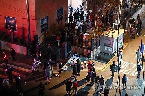 윤 대통령 구속...지지자들 서부지법 침입해 난동 (서울=연합뉴스) 서대연 기자 = 내란 우두머리 혐의를 받는 윤석열 대통령의 구속영장이 발부된 19일 오전 서울 마포구 서울서부지방법원 후문에서 윤 대통령 지지자들이 경내로 진입하고 있다.      이들은 이날 오전 3시께 윤 대통령 구속영장 발부 소식이 전해지자 극도로 흥분해 법원 후문에서 경찰 저지를 뚫었다. 2025.1.19 dwise@yna.co.kr