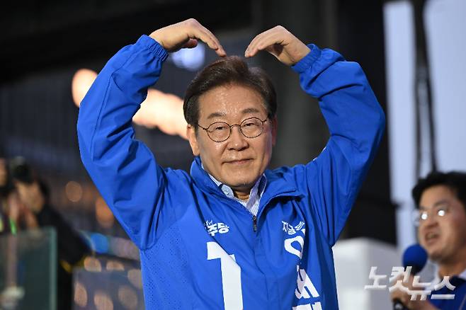 이재명 더불어민주당 대선후보가 20일 경기도 김포 구래역 일대에 설치된 유세차량에서 시민들을 향해 인사하고 있다. 김포=류영주 기자