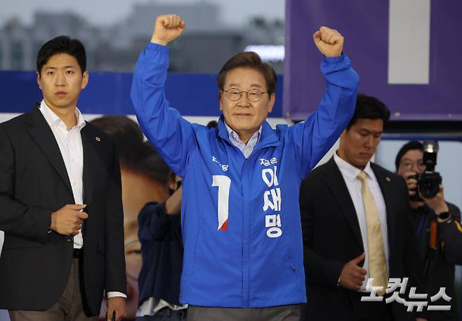 이재명 더불어민주당 대선 후보가 20일 오후 경기 김포시 구래동 구래역 문화의 거리에서 열린 유세에서 연설을 마친 후 손을 들어 인사하고 있다. 김포=류영주 기자