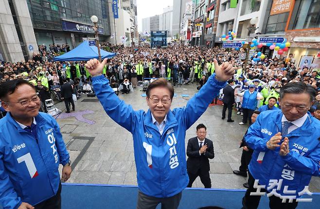 이재명 더불어민주당 대선 후보가 20일 오전 경기 의정부시 태조이성계상 앞에서 열린 유세에 참석해 지지를 호소하고 있다. 의정부=류영주 기자