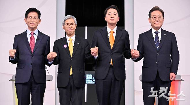 18일 서울 마포구 SBS프리즘타워에서 열린 중앙선거방송토론위원회 주관 제21대 대통령선거 후보자토론회에서 각 정당 대선 후보들이 선전을 다짐하고 있다. 왼쪽부터 국민의힘 김문수, 민주노동당 권영국, 개혁신당 이준석, 더불어민주당 이재명 대선후보. 국회사진취재단