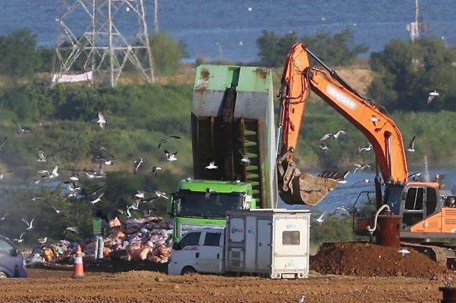 수도권매립지 '매립 작업'. 연합뉴스