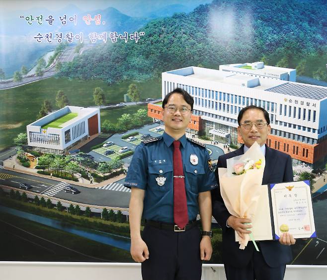 왼쪽부터 김대원 서장, 정은조 변호사. 순천경찰서 제공