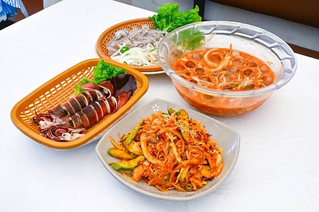 속초항 오징어 난전 음식. 속초시 제공