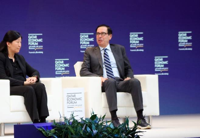 트럼프 1기 미국 행정부 재무장관이었던 스티브 므누신이 21일(현지시간) 카타르경제포럼 대담자로 나섰다. 연합뉴스