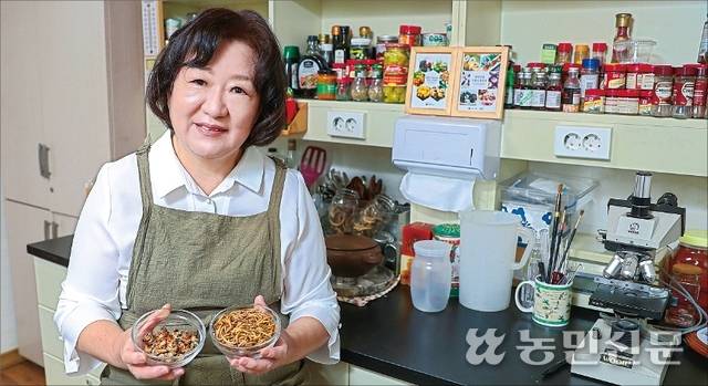 곤충 요리사이자 곤충학 박사인 송혜영씨가 자신의 연구실에서 환히 웃고 있다.