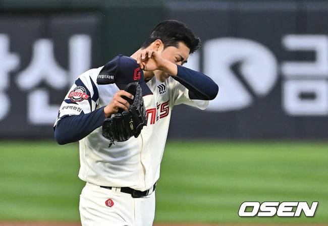 [OSEN=부산, 이석우 기자] 20일 부산 사직야구장에서 2025 신한 SOL 뱅크 KBO 리그 롯데 자이언츠와 LG 트윈스의 경기가 열렸다. 홈팀 롯데는 윤성빈, 방문팀 LG는 송승기가 선발 출전했다.롯데 자이언츠 선발 투수 윤성빈이 1회초 3실점 후 이닝 교체하며 땀을 닦고 있다. 2025.05.20 / foto0307@osen.co.kr