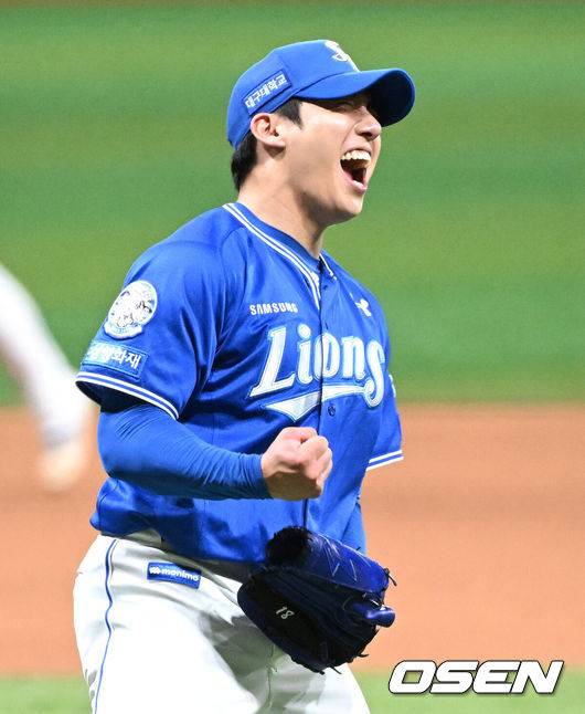 [OSEN=고척, 이대선 기자] 20일 오후 서울 고척스카이돔에서 2025 신한 SOL Bank KBO리그 키움 히어로즈와 삼성 라이온즈의 경기가 열렸다.키움은 로젠버그, 삼성은 원태인을 선발 투수로 내세웠다.8회말 1사 만루에서 삼성 원태인이 키움 카디네스를 병살타로 처리하고 환호하고 있다. 2025.05.20 /sunday@osen.co.kr