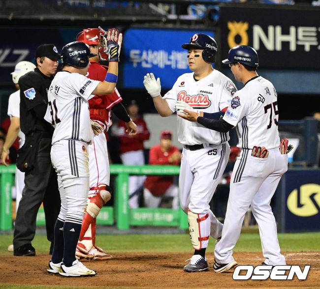 5회말 1사 1루에서 두산 양의지가 좌월 투런포를 날리며 정수빈, 임재현 코치와 기뻐하고 있다.