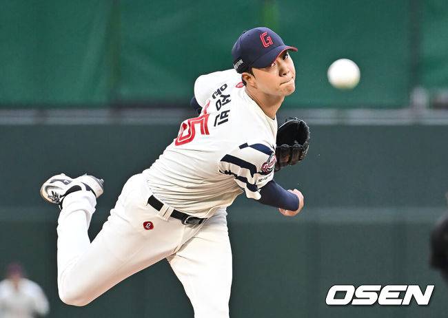 [OSEN=부산, 이석우 기자] 20일 부산 사직야구장에서 2025 신한 SOL 뱅크 KBO 리그 롯데 자이언츠와 LG 트윈스의 경기가 열렸다. 홈팀 롯데는 윤성빈, 방문팀 LG는 송승기가 선발 출전했다.롯데 자이언츠 선발 투수 윤성빈이 역투하고 있다. 2025.05.20 / foto0307@osen.co.kr