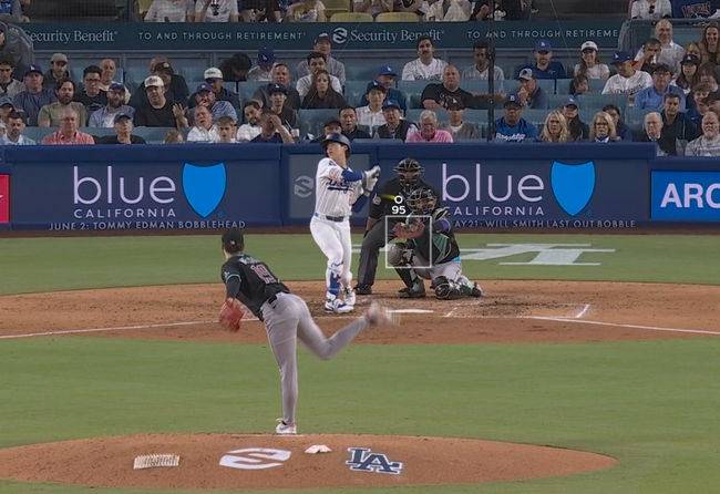 5회 김혜성 타석 초구 존을 벗어난 공이 스트라이크 판정을 받았다. /MLBTV 캡처