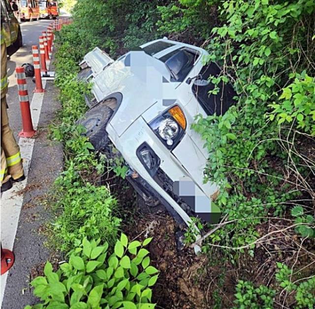 ▲지난 20일 포항시 북구 죽장면 두마리의 한 도로에서 1톤 포터트럭이 산비탈에 전도돼 있다.ⓒ경북소방본부 제공