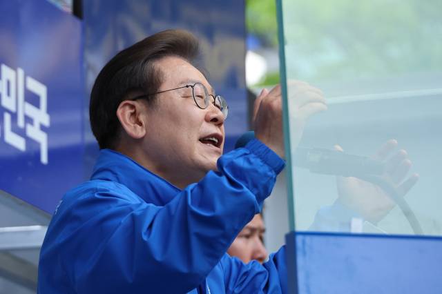 ▲더불어민주당 이재명 대선 후보가 지난 20일 경기 파주시 금릉역 중앙광장에서 열린 유세에서 시민들에게 지지를 호소하고 있다. ⓒ연합뉴스