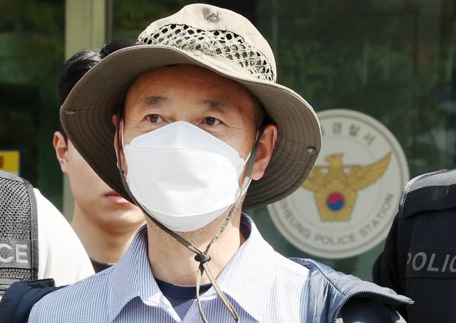 ▲21일 오전 구속 전 피의자 심문(영장실질심사) 출석을 위해 경기 시흥경찰서 유치장을 나서고 있는 차철남. ⓒ연합뉴스