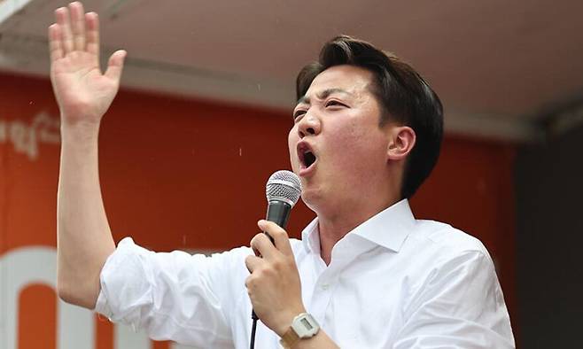 5월 16일 충남 천안시 중앙시장에서 유세차량에 올라 발언하고 있다. 천안=연합뉴스