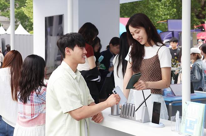 서울 성북구 고려대학교 서울캠퍼스에 오픈한 '갤럭시 캠퍼스 스튜디오'에서 방문객들이 ‘갤럭시 S25 엣지’의 두께를 비교하는 모습. 삼성전자 제공