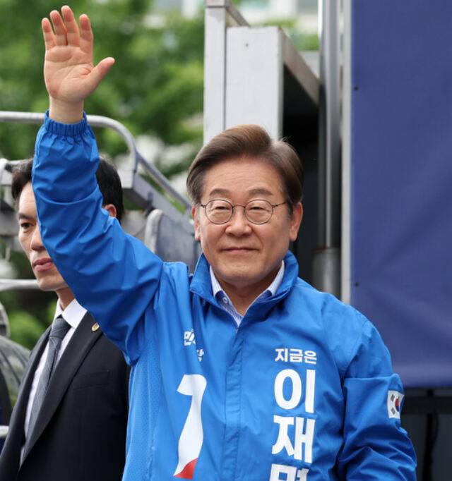 더불어민주당&nbsp;이재명 대선후보가 지난 20일 경기 파주시 금릉역 중앙광장 유세에서 시민들에게 인사하고 있다. 뉴시스&nbsp;