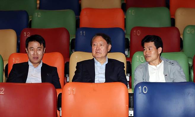 윤석열 전 대통령이 21일 오전 서울 중구 메가박스 동대문점에서 다큐멘터리 영화 '부정선거, 신의 작품인가'를 관람하기 위해 착석해 있다. 왼쪽부터 이영돈 PD, 윤 전 대통령, 전직 한국사 강사 전한길씨. 뉴시스