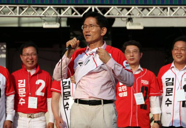 국민의힘 김문수 대선후보가 지난 20일&nbsp;경기 스타필드 하남 유세에서 방탄조끼를 입지 않았다고 강조하며 상의를 들어보이고 있다. 뉴시스