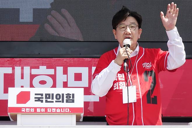 국민의힘 권성동 공동선대위원장이 17일 오후 제주시 도두일동 제주오일시장에서 김문수 후보 지지를 호소하고 있다. 제주=뉴시스