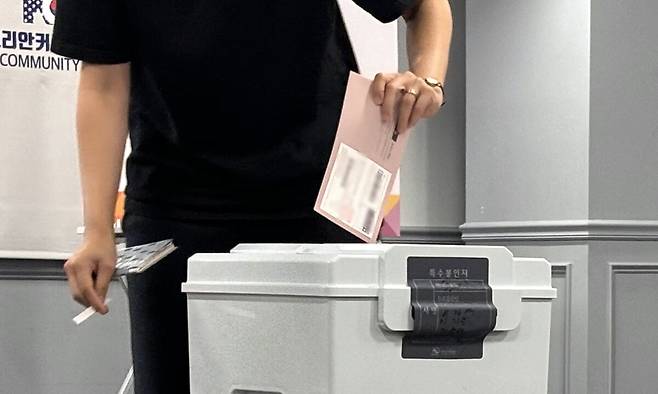 20일(현지 시간) 미국 버지니아주 알렉산드리아 코리안커뮤니티센터에 마련된 제21대 대통령선거 재외투표 투표소에서 유권자가 투표하고 있다. 뉴시스