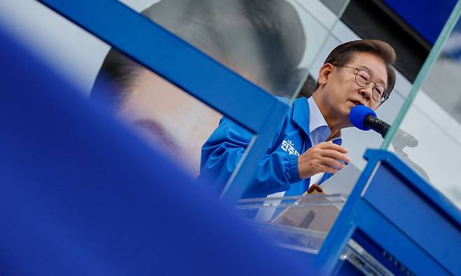 이재명 더불어민주당 대통령 후보가 사흘째 수도권 표심잡기에 나선 21일 인천 서구 롯데마트 청라점 앞을 찾아 유세를 마친 뒤 인사하고 있다. 뉴스1
