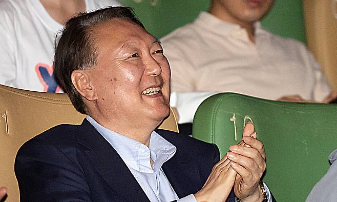 윤석열 전 대통령이 21일 오전 서울 중구 메가박스 동대문점에서 다큐멘터리 영화 '부정선거, 신의 작품인가' 관람을 마친 뒤 박수치고 있다. 뉴시스