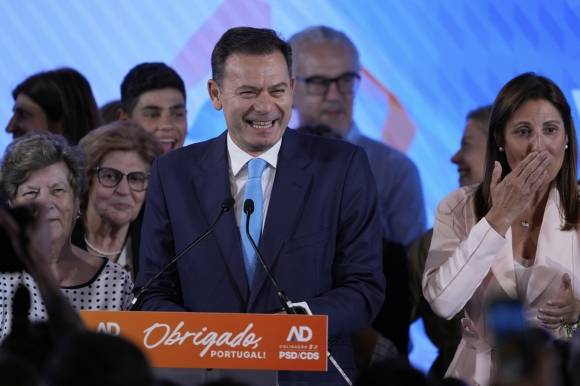 루이스 몬테네그루 포르투갈 총리가 19일 총선 승리 후 리스본에서 지지자들에게 연설하는 모습이다.  리스본 AP 연합뉴스