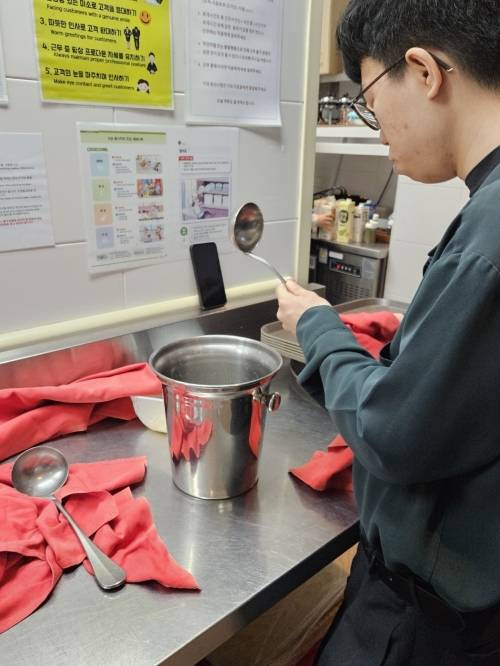 호텔 정리 업무, 적성에 딱 - 이승준(가명)씨가 서울 강남의 한 호텔에서 식기구를 정리하고 있는 모습.  송파구장애인직업재활지원센터 제공