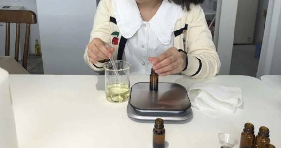 조향사 직무 보람 느껴요 - 박수연(가명)씨가 주식회사 인비저블에서 조향사로 일하고 있는 모습. 송파구장애인직업재활지원센터 제공