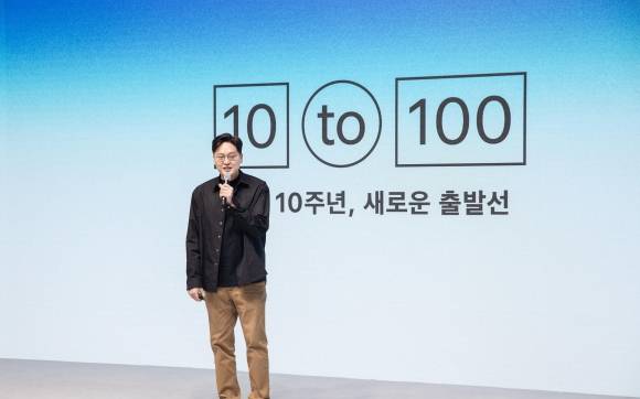 서울 성동구 앤더슨씨에서 열린 토스 10주년 기자간담회에서 이승건 토스 대표가 10년 간의 성과와 향후 계획에 대한 발표를 하고 있다. 토스 제공