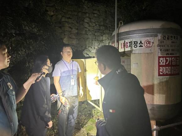 관계자들이 보성 청소년 수련원 가스중독 현장 조사를 하고 있다. 연합뉴스.