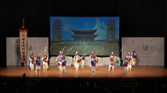 ‘안성시립 남사당 바우덕이 풍물단’이 20일 일본가마쿠라시에서 열린 ‘2025 동아시아문화도시’ 개막식에서 공연을  하고 있다. (안성시 제공)