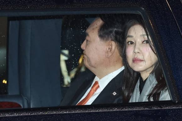 윤석열 대통령 ‘파면’ - 4일 헌법재판소가 윤석열 대통령 탄핵 사건에 대해 인용 선고를 했다. 탄핵 소추 111일, 변론 종결 38일 만이다. 사진은 2023년 12월 12일, 네덜란드 국빈 방문 당시 차량에 탑승한 윤 전 대통령과 김건희 여사. 2025.4.4 연합뉴스