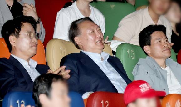 윤석열 전 대통령이 21일 서울 중구 메가박스 동대문점에서 영화 ‘부정선거, 신의 작품인가’를 관람하고 있다. 왼쪽부터 영화를 제작한 이영돈 PD, 윤 전 대통령, 전한길 전 한국사 강사. 연합뉴스