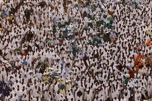 이슬람 성지 순례지에 몰린 인파 - 16일(현지시간) 이슬람 최고 성지인 사우디아라비아 메카 인근 미나에 정기 성지순례 인파가 몰려 있다. 2024.06.16 AFP 연합뉴스
