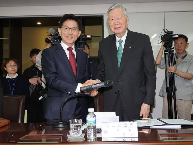 김문수(왼쪽) 국민의힘 대선 후보가 19일 대한노인회와의 간담회에 참석해 이중근 노인회장과 악수하고 있다. 연합뉴스