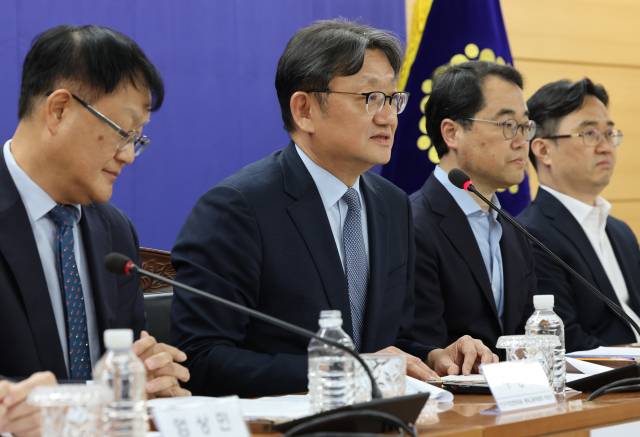 권기섭(왼쪽 두 번째) 경제사회노동위원회 위원장이 8일 ‘고령자 계속고용의무 제도화 공익위원 제언’ 브리핑에서 발언하고 있다. 연합뉴스