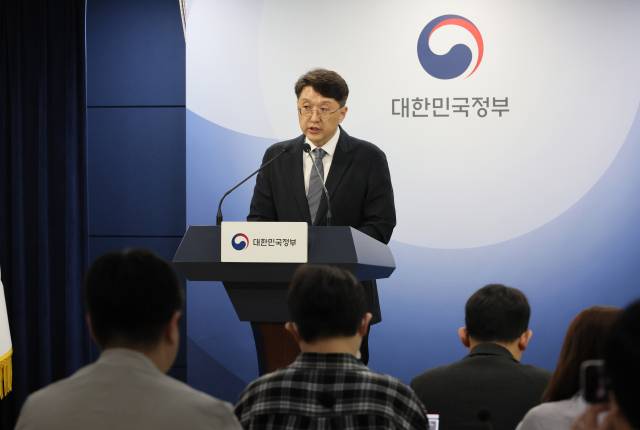 최우혁 과학기술정보통신부 정보보호네트워크정책관이 19일 정부서울청사에서 SK텔레콤 침해 사고 관련 민관합동조사결과 2차 발표를 하고 있다. 연합뉴스