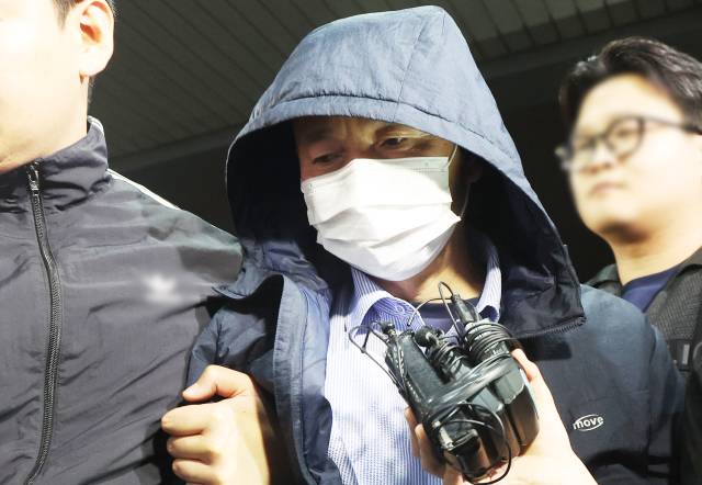 시흥 흉기사건의 용의자인 차철남이 19일 경찰에 긴급체포돼 경기 시흥경찰서로 압송되고 있다. 연합뉴스
