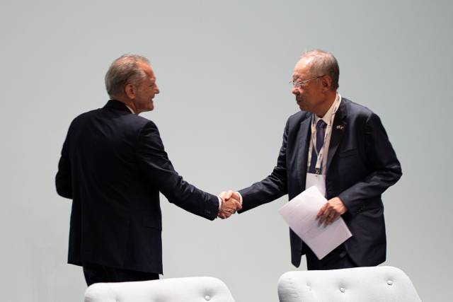 류진(오른쪽) 한국경제인협회 회장과 프랑수와 자코브 에어리퀴드 CEO(프측 위원장)가 20일 프랑스 파리에서 열린 '제2차 한-프랑스 경제계 미래대화'에서 악수하고 있다. 사진 제공=한경협