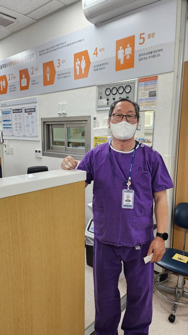 서울특별시 동부병원 노숙인 공공일자리에서 근로하고 있는 강○○ 씨의 모습. 사진제공=서울시