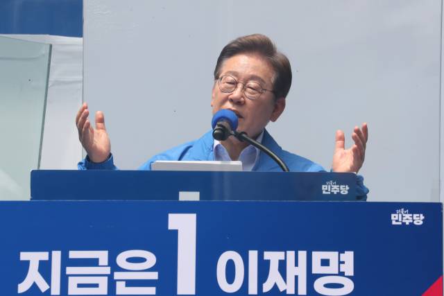 이재명 더불어민주당 대선 후보가 21일 인천 남동구 구월 로데오광장에서 지지를 호소하고 있다. 인천=오승현 기자